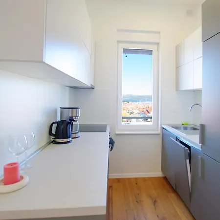 New In With 3 Bedrooms Id895 *