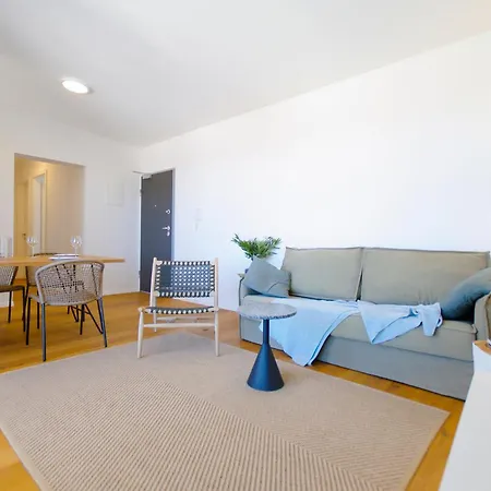 New In With 3 Bedrooms Id895 アパート ムルテル