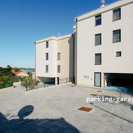 New In With 3 Bedrooms Id895 *