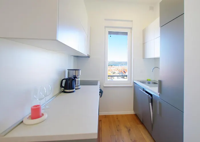 New In With 3 Bedrooms Id895 *